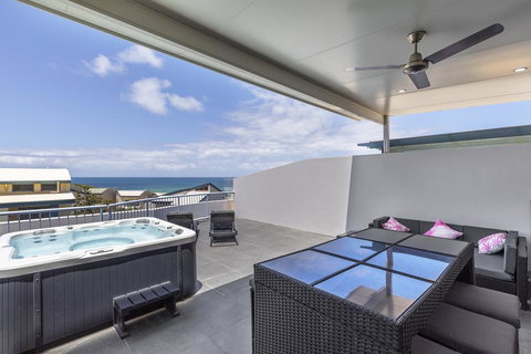 Absolute Beachfront Penthouse, Castaways Beach - Accommodation in Bendigo 1