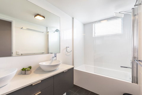 Absolute Beachfront Penthouse, Castaways Beach - Accommodation in Bendigo 2