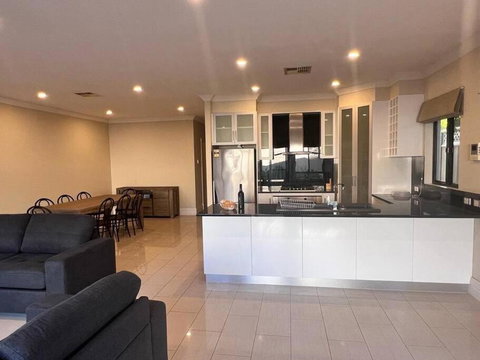Executive Villa Close To CBD With Spa - Accommodation in Bendigo 2