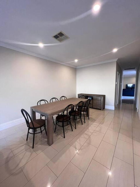 Executive Villa Close To CBD With Spa - Accommodation in Bendigo 3
