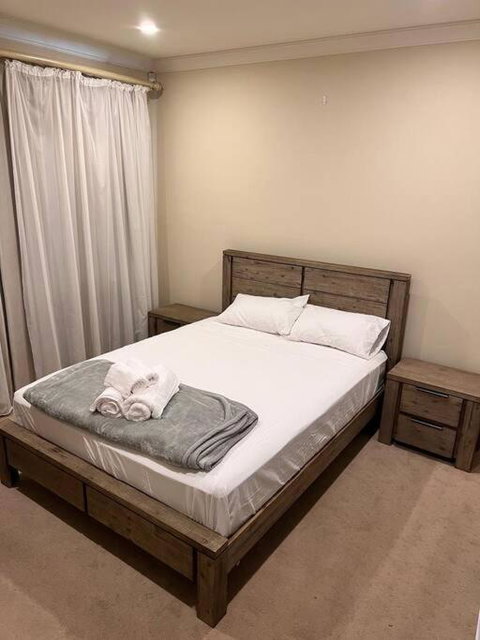 Executive Villa Close To CBD With Spa - Accommodation in Bendigo 4