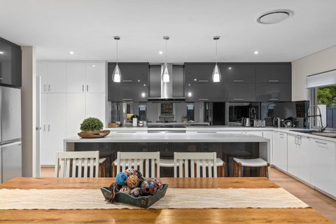 Family Vacation Escapade Shops Beach And Sun Await - Accommodation in Bendigo 1