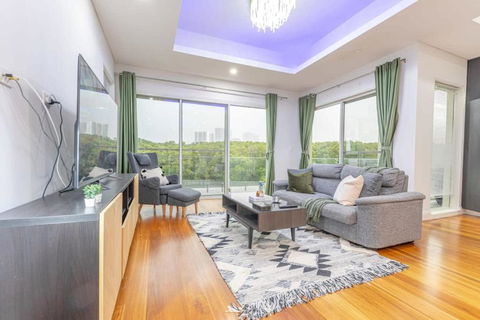Glamorous 5BD House W Water View In Melrose Park - Accommodation in Bendigo 0