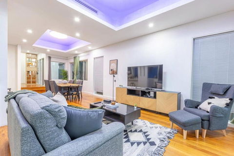 Glamorous 5BD House W Water View In Melrose Park - Accommodation in Bendigo 2