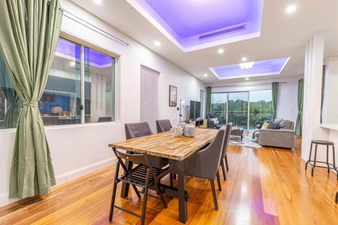 Glamorous 5BD House W Water View In Melrose Park - Accommodation in Bendigo 3