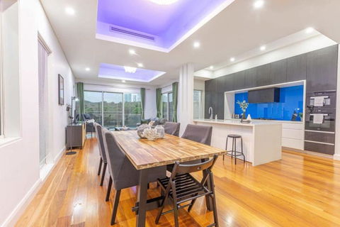 Glamorous 5BD House W Water View In Melrose Park - Accommodation in Bendigo 4