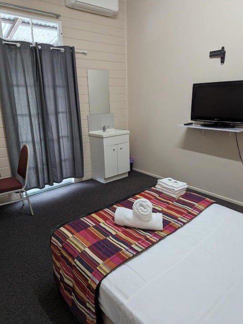 GRAND CENTRAL HOTEL PROSERPINE - Accommodation in Bendigo 3