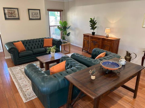 Grand Retreat In Peaceful Street - Accommodation in Bendigo 0