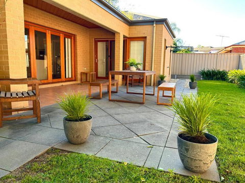 Grand Retreat In Peaceful Street - Accommodation in Bendigo 1
