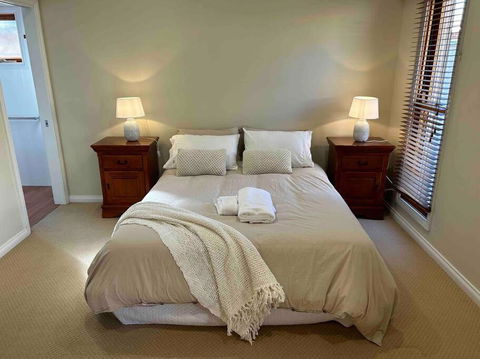 Grand Retreat In Peaceful Street - Accommodation in Bendigo 2