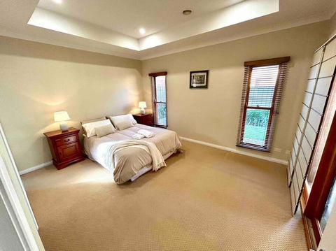 Grand Retreat In Peaceful Street - Accommodation in Bendigo 3
