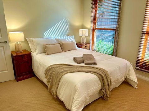 Grand Retreat In Peaceful Street - Accommodation in Bendigo 4