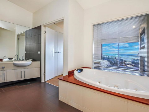 Hearns Beachside Villa 8 - Accommodation in Bendigo 3