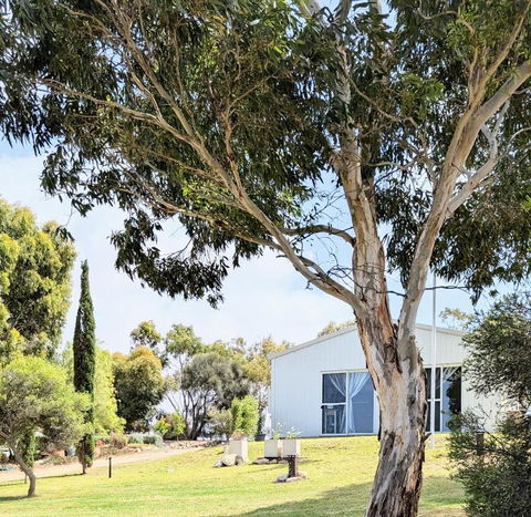 Hilltop Riverview Retreat - Accommodation in Bendigo 2