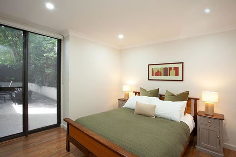 Huge 3 Bed Camperdown Garden Apt W Parking Aircon - Accommodation in Bendigo 2