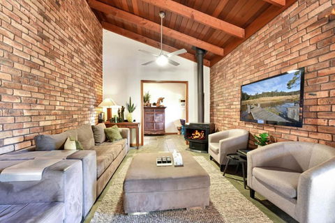 Hunter Valley Kangaroo Retreat With 60 Kangaroos - Accommodation in Bendigo 2