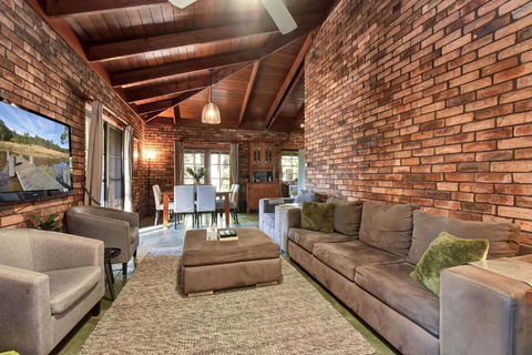 Hunter Valley Kangaroo Retreat With 60 Kangaroos - Accommodation in Bendigo 3