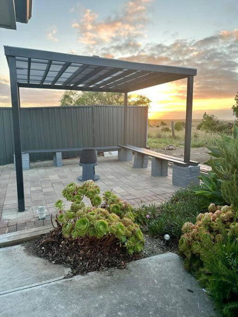 Island Retreat - Accommodation in Bendigo 0