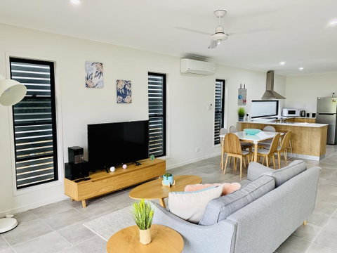 AIRLIE BEACH Delight. Hop, Skip Jump To Everything - Accommodation in Bendigo 0
