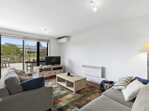 APARTMENT 23 PACIFIC APARTMENTS - Sit On The Deck And Soak In The View - Accommodation in Bendigo 3