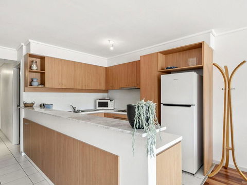 APARTMENT 23 PACIFIC APARTMENTS - Sit On The Deck And Soak In The View - Accommodation in Bendigo 2