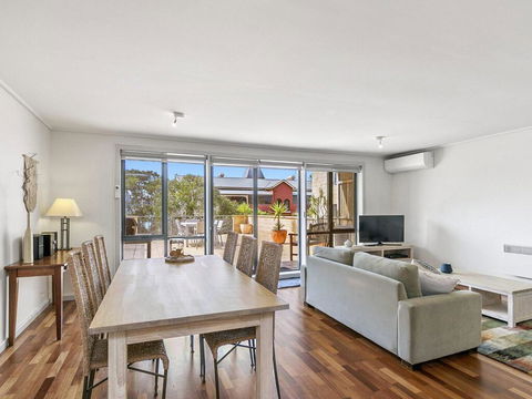 APARTMENT 23 PACIFIC APARTMENTS - Sit On The Deck And Soak In The View - Accommodation in Bendigo 1