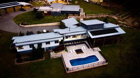 Luxury Mandalong Mansion With Pool & Spa - Accommodation in Bendigo 0