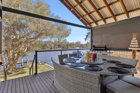 Luxury Riverside Escape With Private Jetty On The Murray River - Accommodation in Bendigo 2