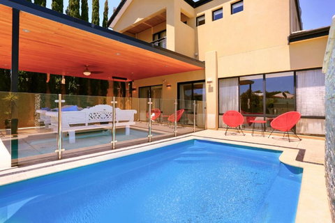 LUXURY VILLA W POOL & SPAS - Accommodation in Bendigo 0