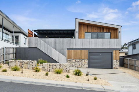 Magnificent Home, Water Views - Accommodation in Bendigo 0