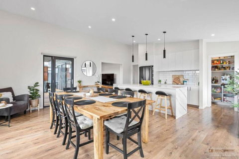 Magnificent Home, Water Views - Accommodation in Bendigo 1