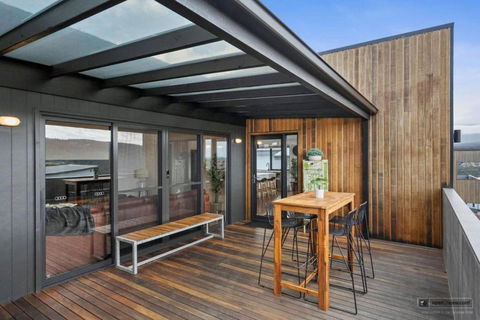Magnificent Home, Water Views - Accommodation in Bendigo 2
