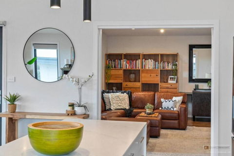 Magnificent Home, Water Views - Accommodation in Bendigo 3