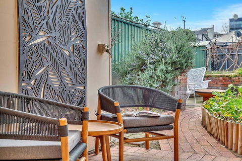 Main Street Terrace - An Elegant Urban Escape - Accommodation in Bendigo 1