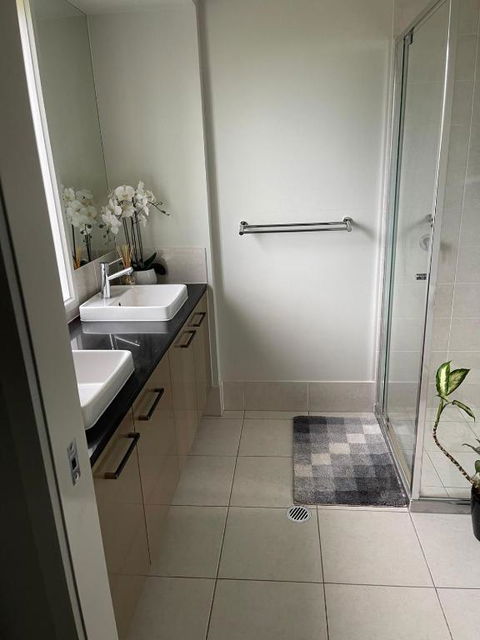 Modern Four Bedroom Holiday Home Available In Deebing Heights - Accommodation in Bendigo 3
