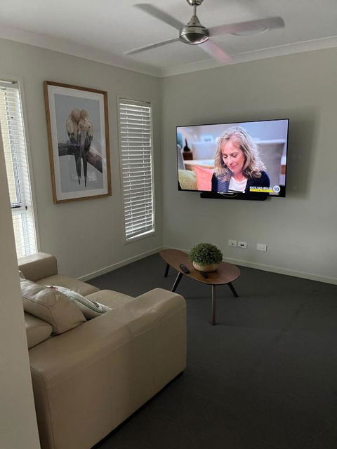 Modern Four Bedroom Holiday Home Available In Deebing Heights - Accommodation in Bendigo 2