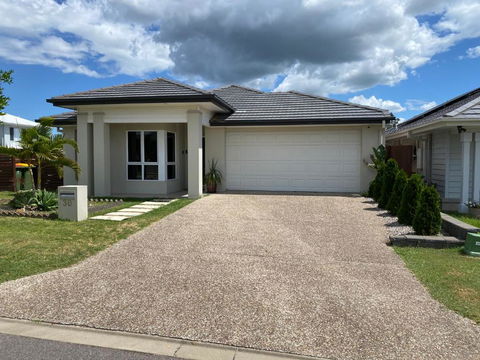 Modern Four Bedroom Holiday Home Available In Deebing Heights - Accommodation in Bendigo 1