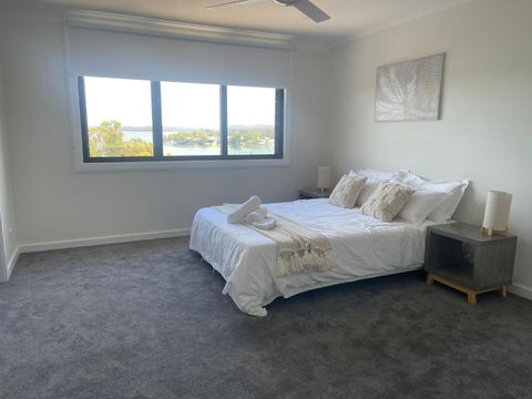 Mirrabooka Magic - Luxury By The Lake - Accommodation in Bendigo 2