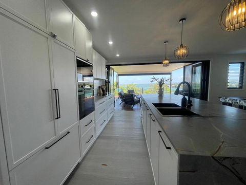 Mirrabooka Magic - Luxury By The Lake - Accommodation in Bendigo 1