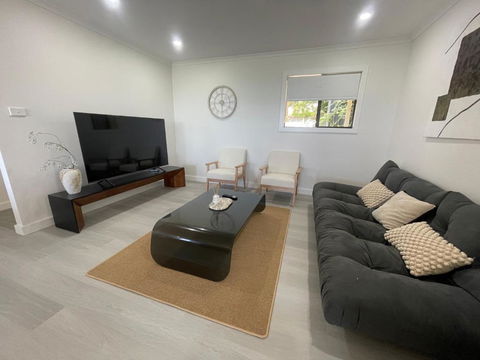 Mirrabooka Magic - Luxury By The Lake - Accommodation in Bendigo 3