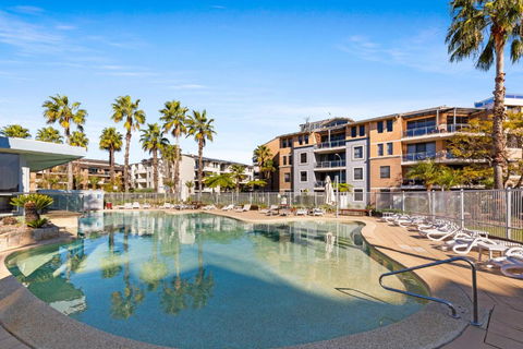 Modern 2-Bed With Pools, Gym, Tennis Court & Sauna - Accommodation in Bendigo 0