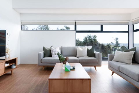 Modern Beaconsfield Retreat With Town Views - Accommodation in Bendigo 0