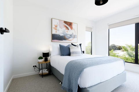Modern Beaconsfield Retreat With Town Views - Accommodation in Bendigo 3