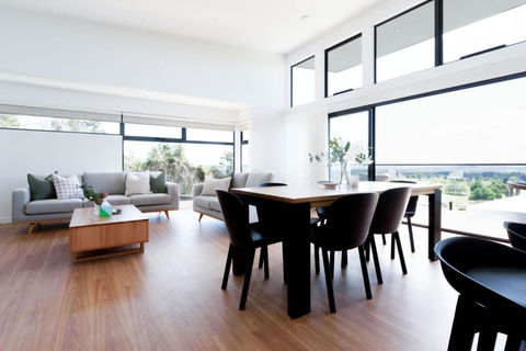 Modern Beaconsfield Retreat With Town Views - Accommodation in Bendigo 2