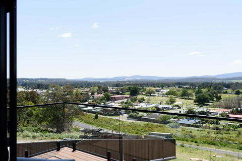 Modern Beaconsfield Retreat With Town Views - Accommodation in Bendigo 1