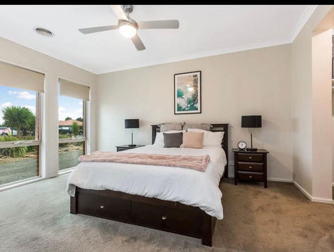 Modern Family Home With Pool - Accommodation in Bendigo 3