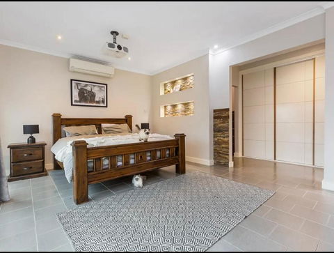 Modern Family Home With Pool - Accommodation in Bendigo 2