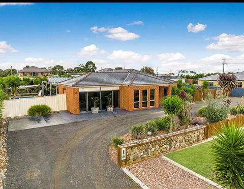 Modern Family Home With Pool - Accommodation in Bendigo 1