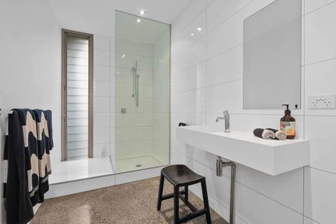 Modern Studio With Sweeping Views - Accommodation in Bendigo 1