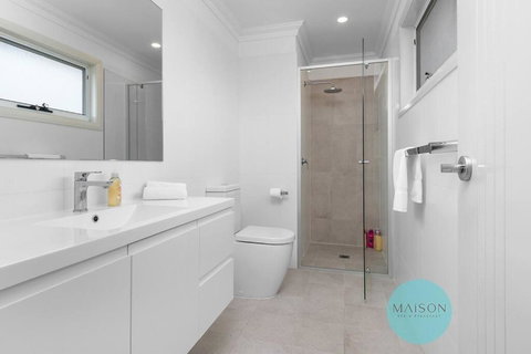 Modern Townhouse In The Heart Of Adamstown - Accommodation in Bendigo 2